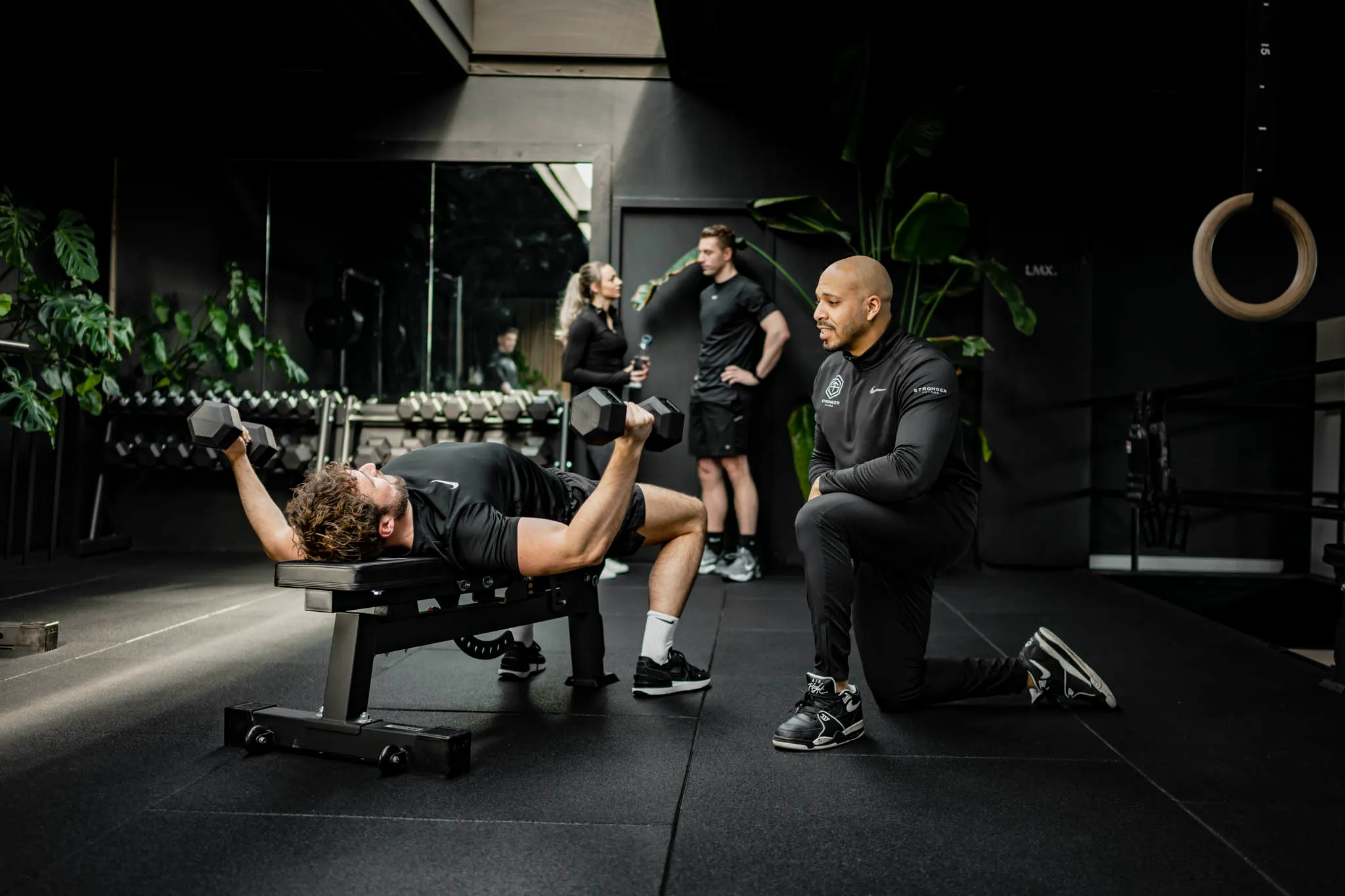 Coach begeleidt een klant tijdens personal training